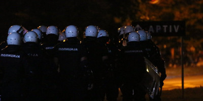 U toku je teroristički napad blokadera na Filozofski fakultet u Novom Sadu i na Žandarmeriju, koliko je ludačko nasilje zgubidana najbolje pokazuje i činjenica da je opozicionarna novinarka Tatalović tokom izveštavanja rekla da su udarili na policiju.