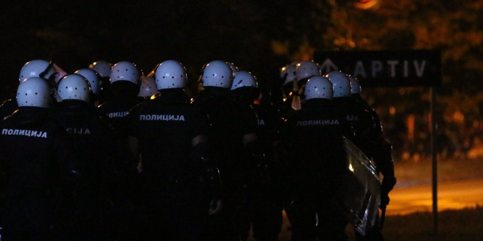 Žele da izazovu građanski rat u Novom Sadu! I Žaklina priznala: Blokaderi udarili na policiju! (VIDEO)