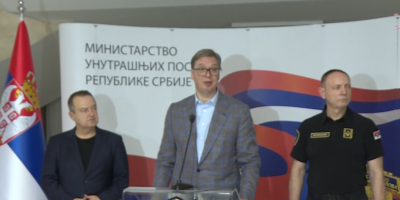 Predsednik Srbije Aleksandar Vučić rekao je da je u napadu blokadera povređeno 11 policajaca, a uhapšeno je više lica za napad.