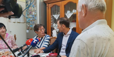 Povodom novih ekonomskim mera ministar Siniša Mali posetio je penzionere bračni par Milku i Tomislava Budimir, a oni su ga dočekali raširenih ruku.