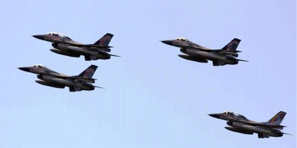 Nebo iznad prestonice crno od dima! Dramatični snimci iz Venecuele: Niko ne zna šta se tačno dešava, gradom odjekuju jake eksplozije, avioni nadleću u niskom letu (VIDEO)