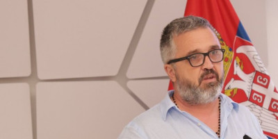 Glavni urednik Informera Dragan J. Vučićević najavio je da će pisati predsednici Evropske komisije Ursuli fon der Lajen, povodom pretnji koje blokaderi upućuju redakciji Informera.