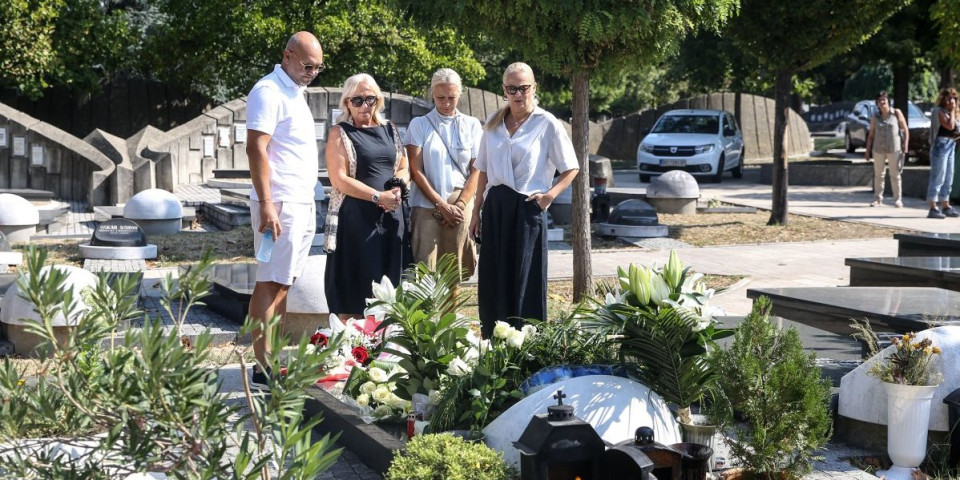 Evo koliko godina bi danas Šaban napunio: Porodica Šaulić se okupila na pevačevom grobu