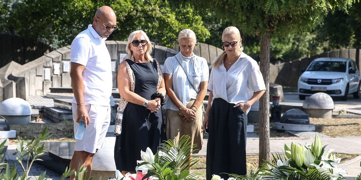 Tužne scene na grobu Šabana Šaulića: Porodica se okupila na njegov rođendan (FOTO)