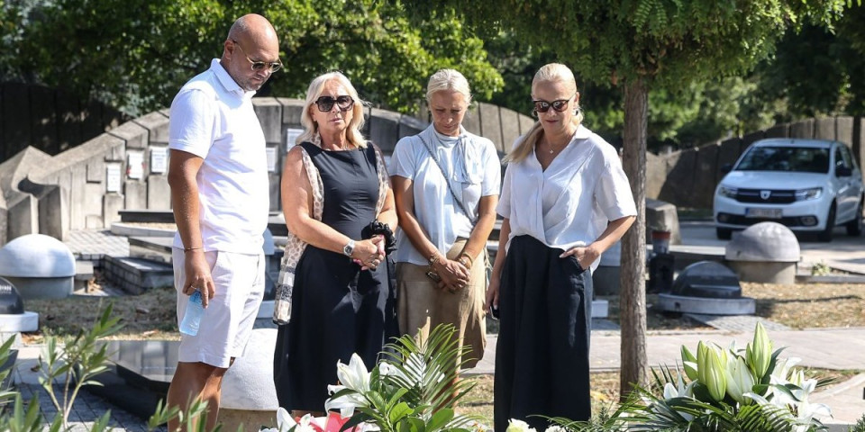 Tužne scene na grobu Šabana Šaulića: Porodica se okupila na njegov rođendan (FOTO)