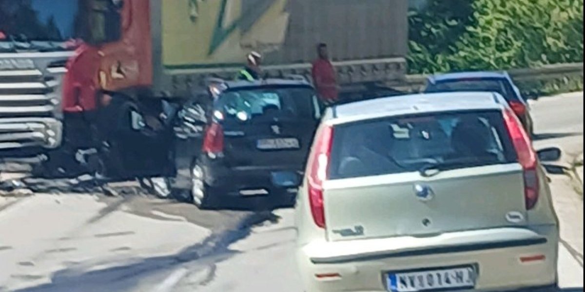 Težak udes kod Zlatibora! Automobil se zakucao u šleper (FOTO)