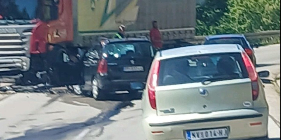 Težak udes kod Zlatibora! Automobil se zakucao u šleper (FOTO)