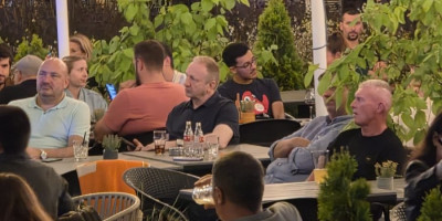 Tajkun Dragan Đilas, predsednik Stranke slobode i pravde (SSP), pravi je primer "koliko se u Srbiji loše živi" - on je otputovao u Letoniju, gde se trenutno održava Evropsko prvenstvo u košarci i sa vernim pajtosima se baškari u jednom kafiću.