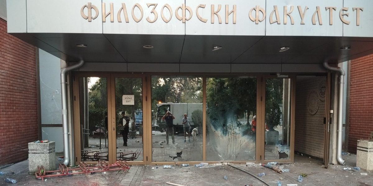 Jezive scene u Novom Sadu: Pogledajte kako je izgledalo demoliranje Filozofskog i u kakvom stanju je ostao (VIDEO)