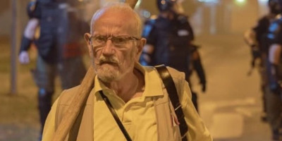 Nakon sinoćnjeg haosa u Novom Sadu pojavila se fotografija na kojoj se može videti, kako navode blokaderi, jadni deka sa štapom koga su pregazili žandari. Istina o "jadnom deki" je, zapravo, šokantna.