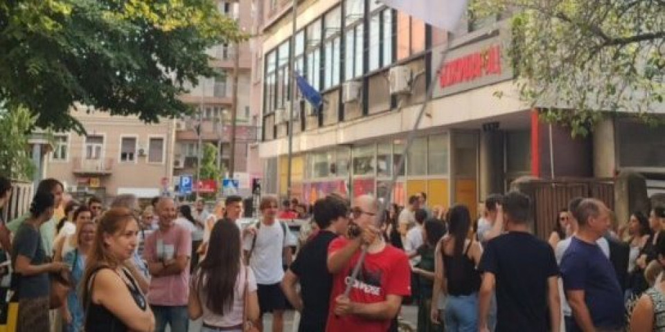 Zgubidani se skupili ispred Muzičke škole "Josip Slavenski": Ima ih jedva 50