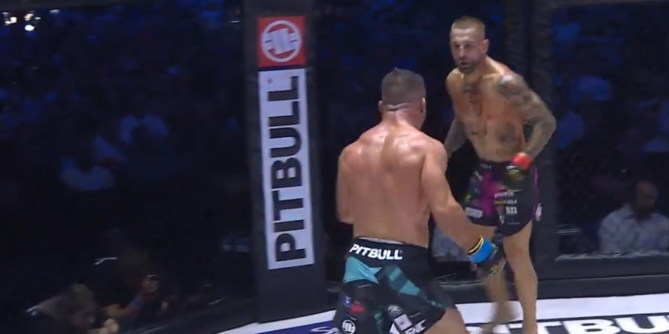 Zastrašujući nokaut - Leteće koleno pravo u bradu rivala (VIDEO)