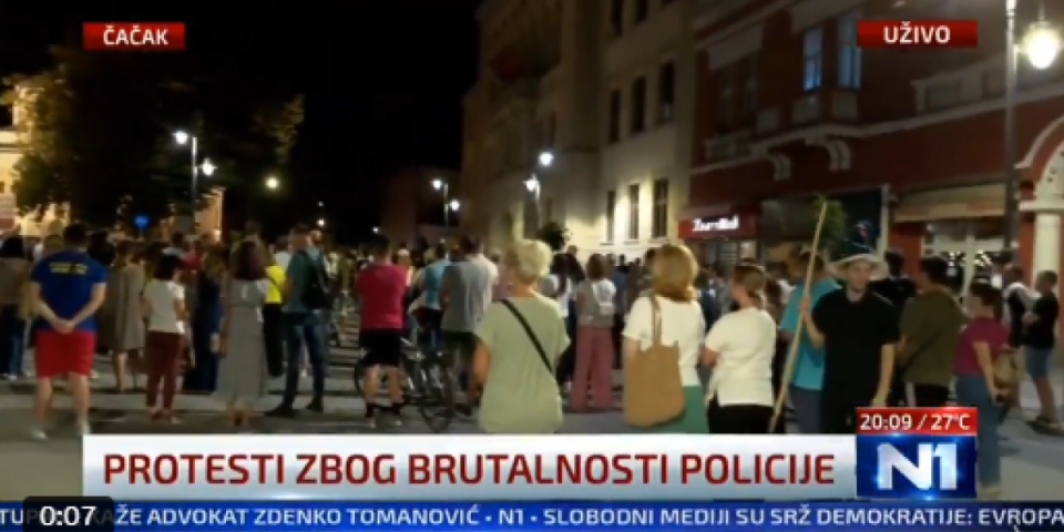 Skandal u Čačku - Pogledajte kako se ovaj sektaš pojavio tokom 16 minuta ćutanja za žrtve (VIDEO)