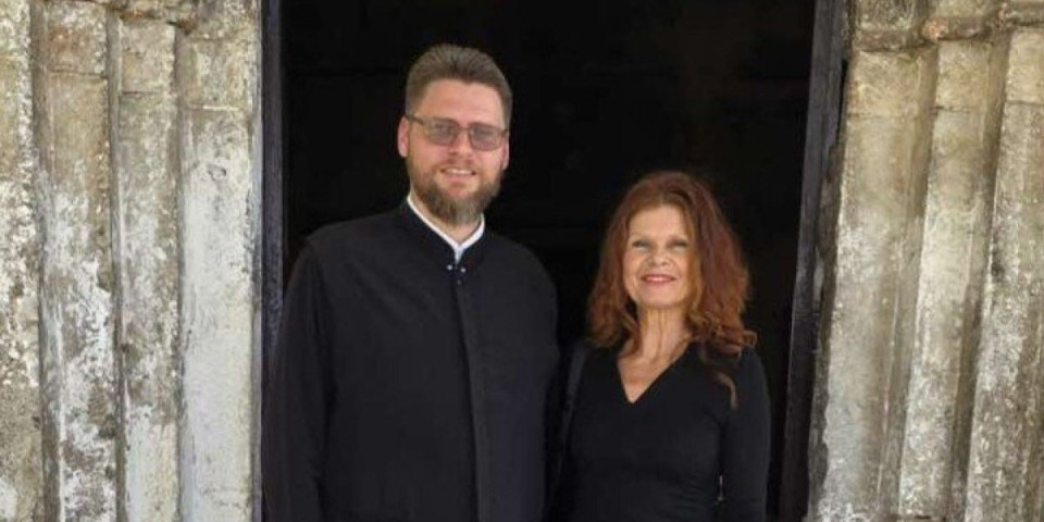 Holivudska glumica srpskog porekla posetila i manastir Banja i upoznala sveštenika Nenada Tešića (FOTO)