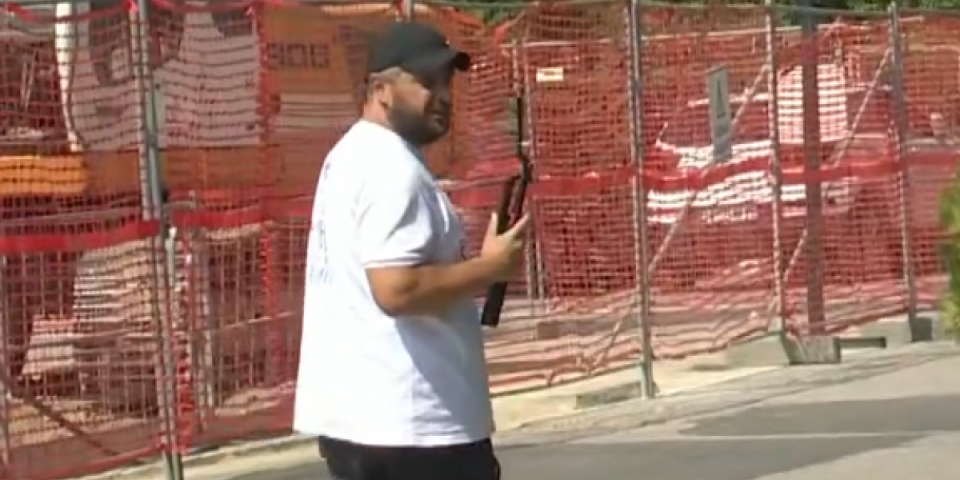 "A gde bežiš, nesrećo?!": Blokader Žunić pobegao glavom bez obzira iz Informera! (FOTO/VIDEO)