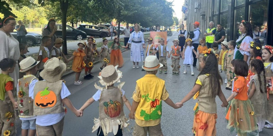 Najlepša slika Srbije: Raspevani karavan na zadatku (VIDEO)