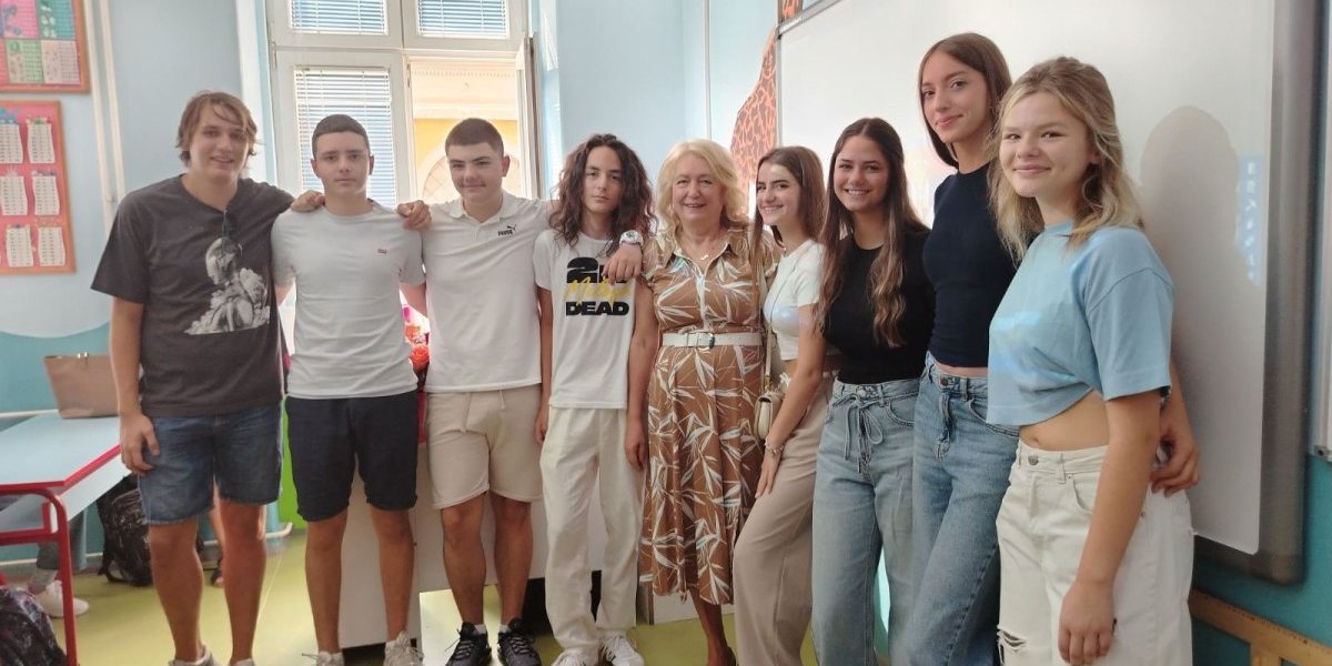 Učiteljica Vesna sa svojim bivšim đacima