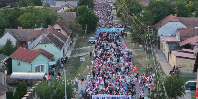 Lider SNS i savetnik predsednika za regionalna pitanja Miloš Vučević šetao je večeras sa građanima Kaća i Novog Sada na mirnom skupu.