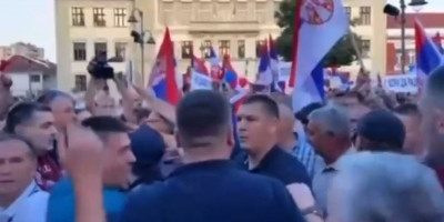 U Čačku su danas blokaderi izazvali incident jer su napali građane koji su se okupili da mirno prošetaju tim gradom kao znak protiv blokada.
