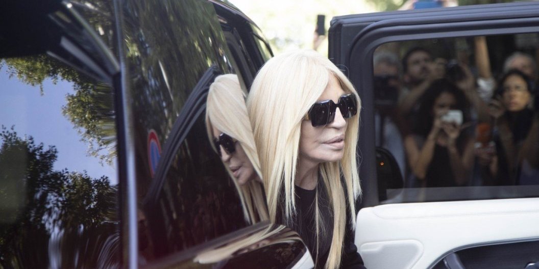 Donatela Versaće "spustila" glavu pred pokojnim Armanijem: Bili su ljuti rivali, ali tugu nije mogla da sakrije (FOTO)