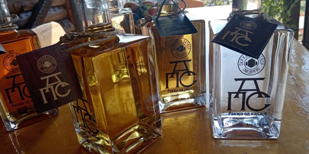 Osuđenici napravili šou od rakije: Simbolično je nazvali "Aps", a ona oborila sve s nogu (FOTO)