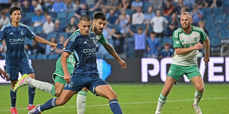 Mesi, spavaš li mirno? Srpska gol mašina ne staje - Joveljić postigao 17. gol