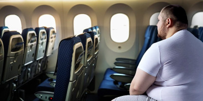Putnici koji ne mogu da normalno stanu u okvir naslona svog sedišta u avionu moraće da unapred plate dodatno sedište,