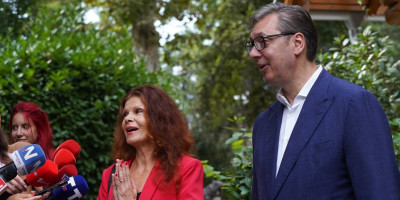 Predsednik Srbije Aleksandar Vučić primio je danas u vili "Mir" holivudsku glumicu Lolitu Davidovič i njenog supruga Rona Šeltona, koji borave u Srbiji povodom 1. Nacionalnog festivala filma i televizije koji je održan na Zlatiboru.