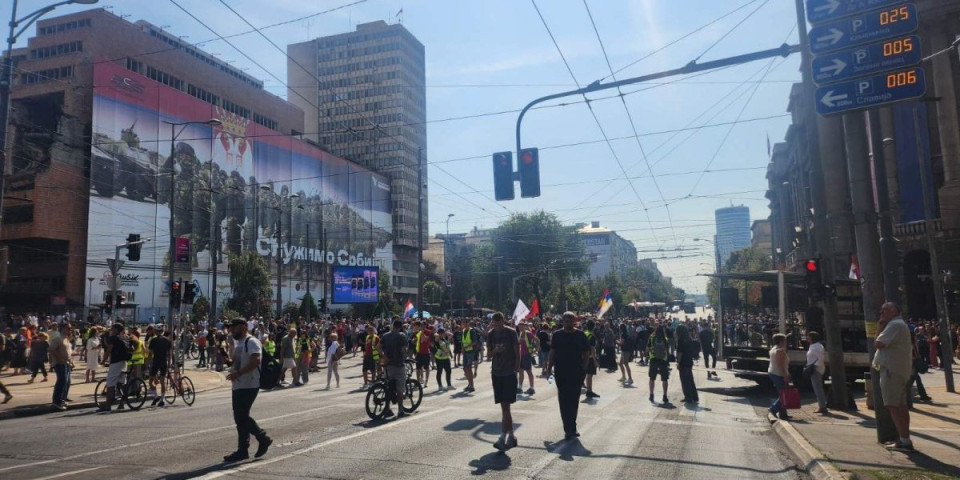 Pumpanje rušilaštva pred gašenjem: Evo koliko je hejtera terorisalo Beograd