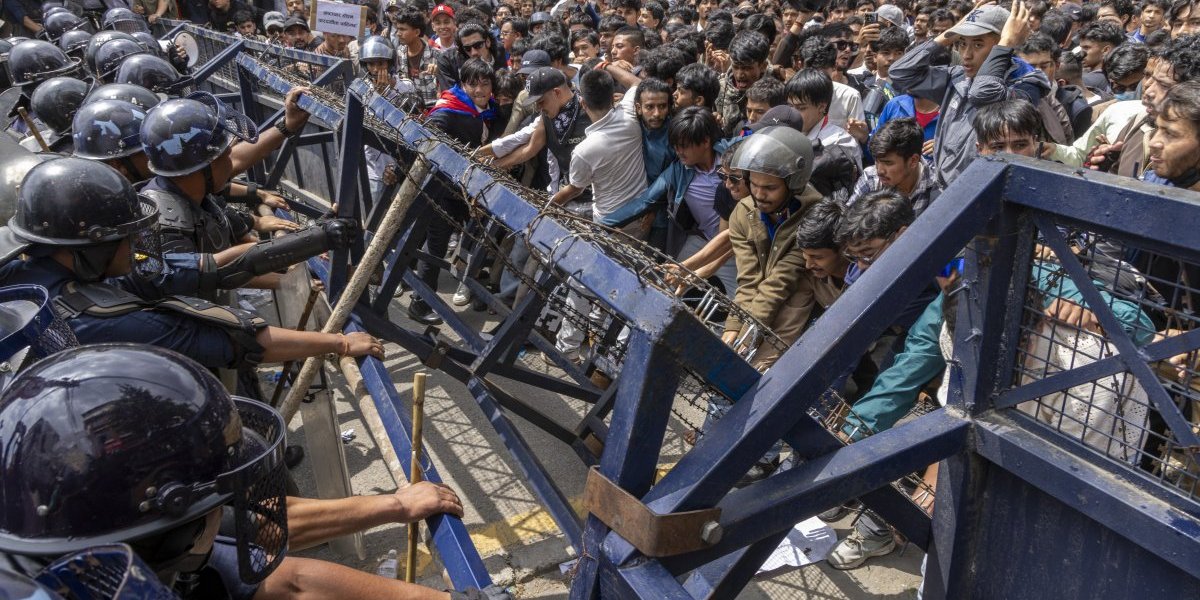 Više od 10 mrtvih: Suzavac i vodeni topovi nisu pomogli, policija otvorila vatru (FOTO/VIDEO)