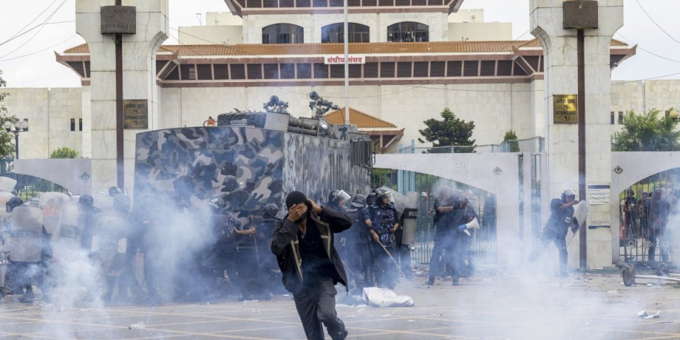 Premijer podneo ostavku, zapalili mu kuću! Haos u Nepalu, 19 ljudi poginulo (FOTO/VIDEO)