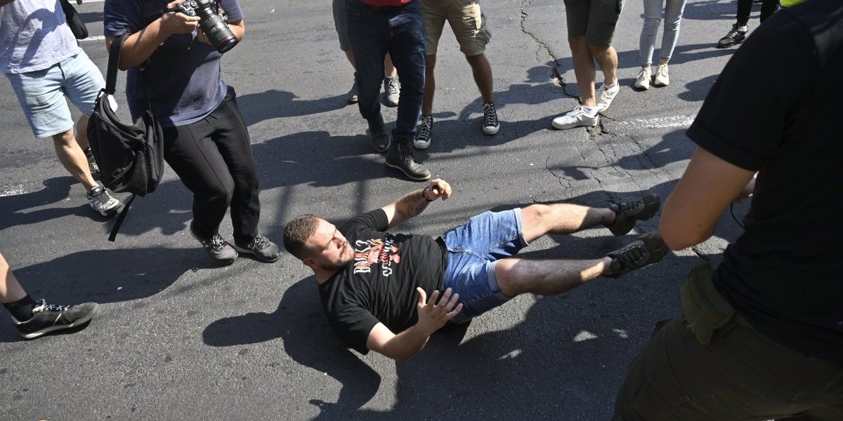 Siledžije blokaderi napali Tiktokera iz Novog Sada - šutirali ga i bacili na zemlju: Lepi im smeta jer raskrinkava njihove laži i sramotu (VIDEO)