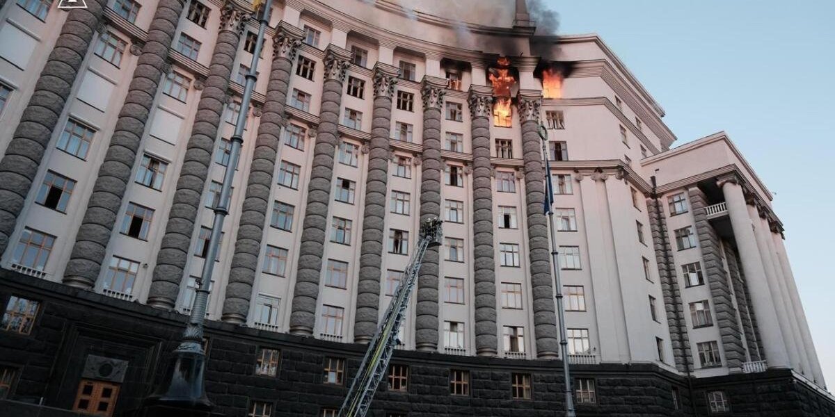 Histerija u Kijevu: Rusija baca bombu direktno na parlament?! Svi pričaju o stotinama mrtvih i pitaju se samo jedno