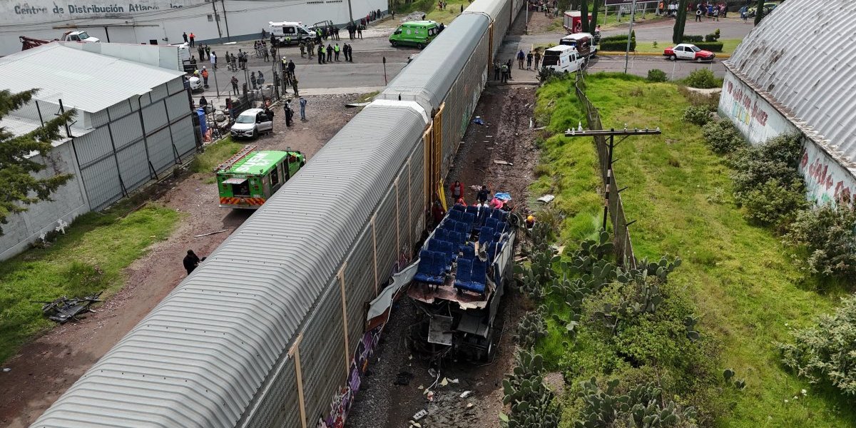 Jezivo: Voz udario u putnički autobus - Osmoro mrtvih, 45 povređeno - Zbog ovoga se desila nesreća! (FOTO/VIDEO)