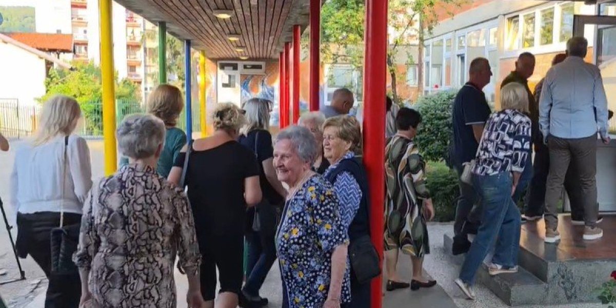 Ovo se retko viđa: Đaci prvaci, a gaze sedmu deceniju! (VIDEO)