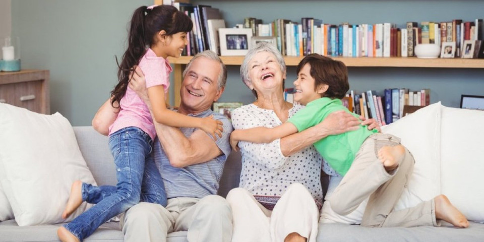 Bake i deke, ovo nikako unucima ne smete da dozvolite da rade