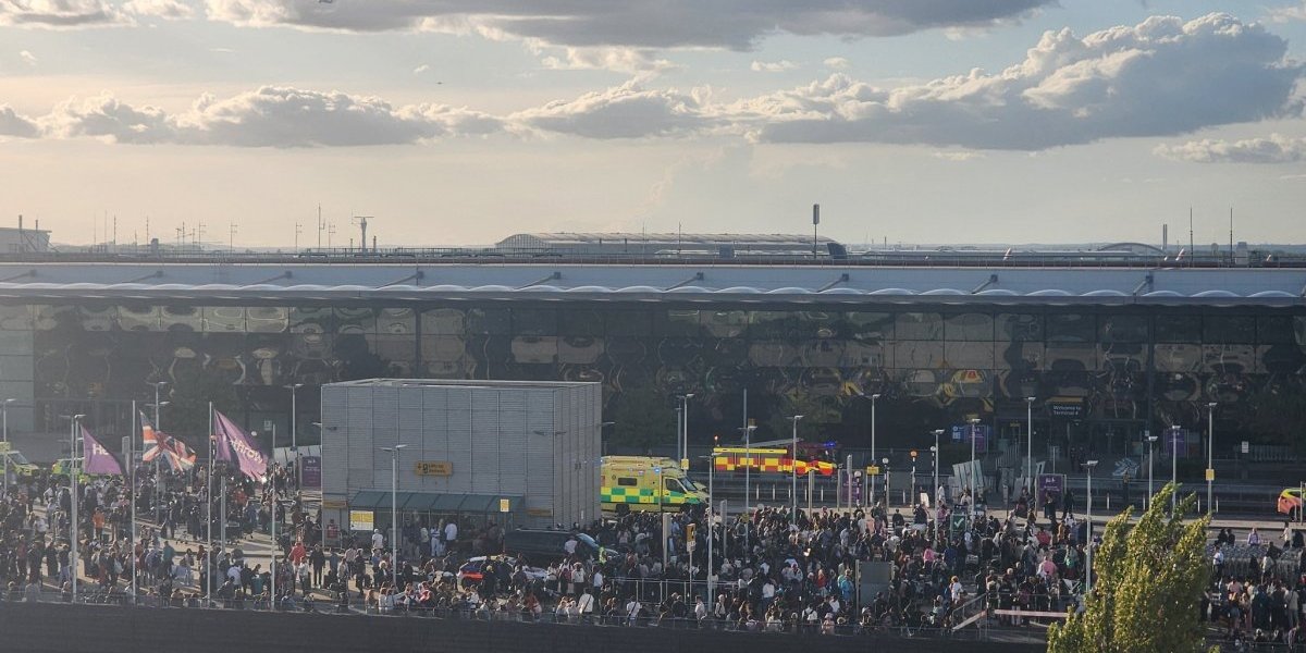 Hitno evakuisan aerodrom: Specijalizovane službe na terenu - sumnja se na nešto opasno!