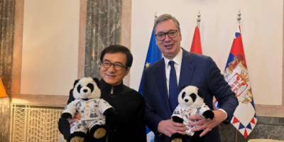 Predsednik Republike Srbije Aleksandar Vučić sastao se sa novim brend ambasadorom EXPO 2027 Džekijem Čenom, a proslavljeni holivudski glumac mu je poklonio plišanu igračku pande.