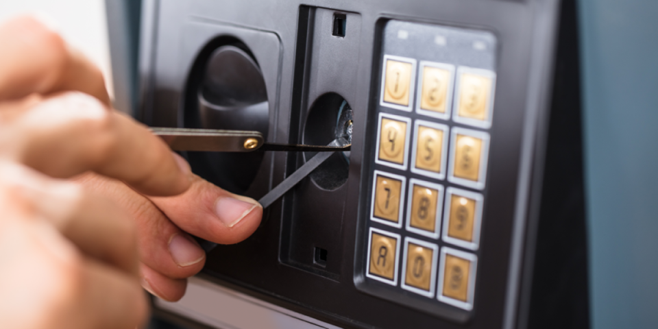 20 zaposlenih pod istragom zbog pljačke sefa! Lopov odradio posao i zaključao za sobom