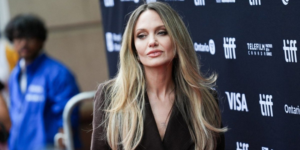 Anđelina Džoli zapalila crveni tepih: Dubok šlic raspalio maštu - glumica izdominirala (FOTO)
