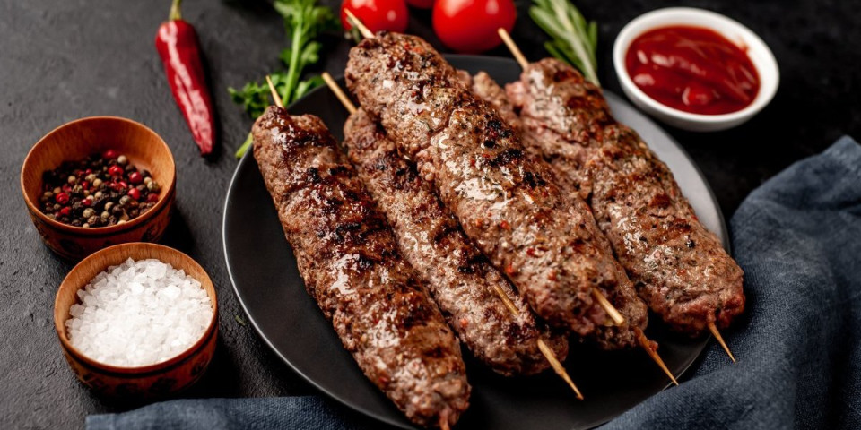 Prvi maj bez roštilja? 4 trika da ispečete meso kao da je na pravom žaru