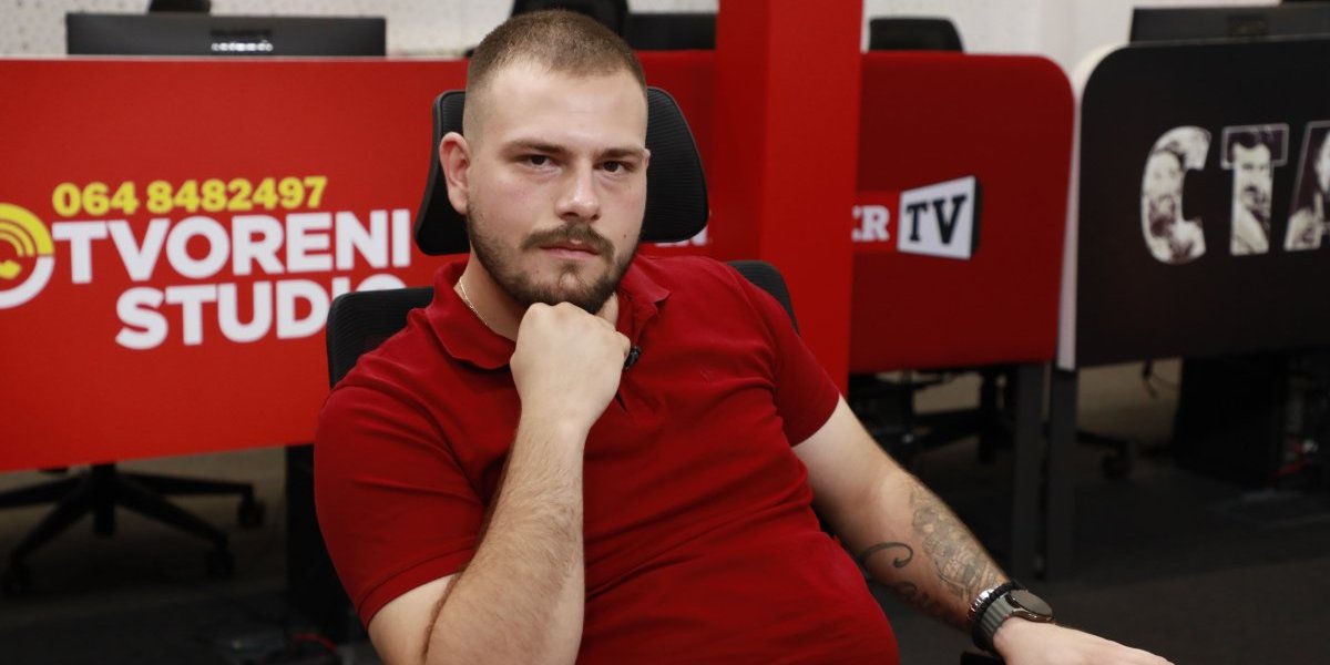 Lepi ponovo napadnut: Blokaderi šutirali i obarali TikTokera koji ih raskrinkava, pa ga ispolivali vodom (VIDEO)