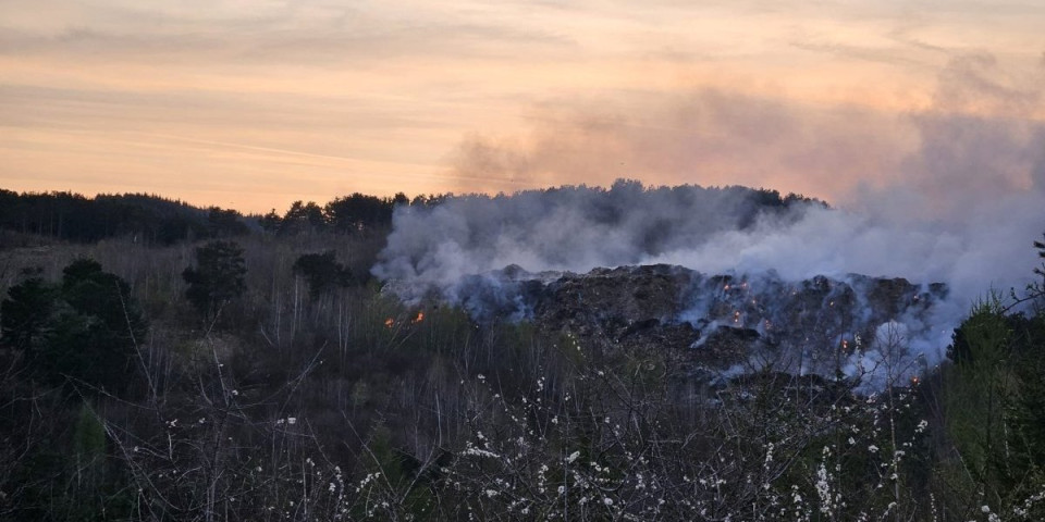 Ekološka bomba samo što ne eksplodira! Ponovo gori deponija, dim prekrio celo selo