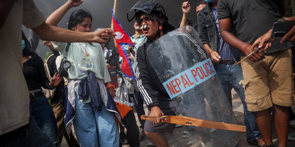 (FOTO/VIDEO) Haos u Nepalu se nastavlja: Pobeglo skoro 600 zatvorenika, demonstranti srušili zid zatvora