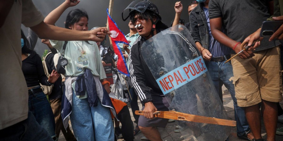 (FOTO/VIDEO) Haos u Nepalu se nastavlja: Pobeglo skoro 600 zatvorenika, demonstranti srušili zid zatvora
