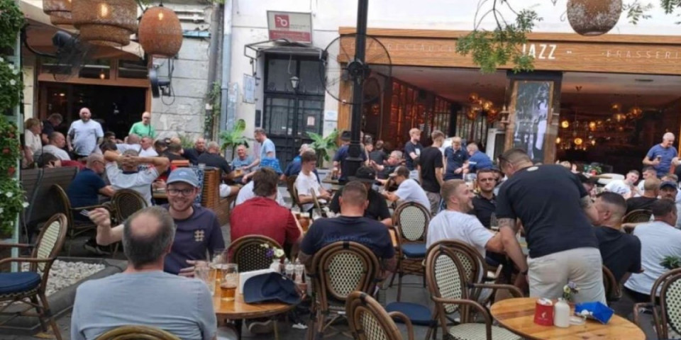 Srpski navijači pretukli Engleze? Slika iz centra Beograda obilazi svet! (FOTO)