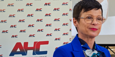 Asocijacija novinara Srbije (ANS) pozdravlja jasne stavove evropske komesarke Marte Kos, koja je osudila mržnju, nasilje i napade na predstavnike vlasti i političke institucije.