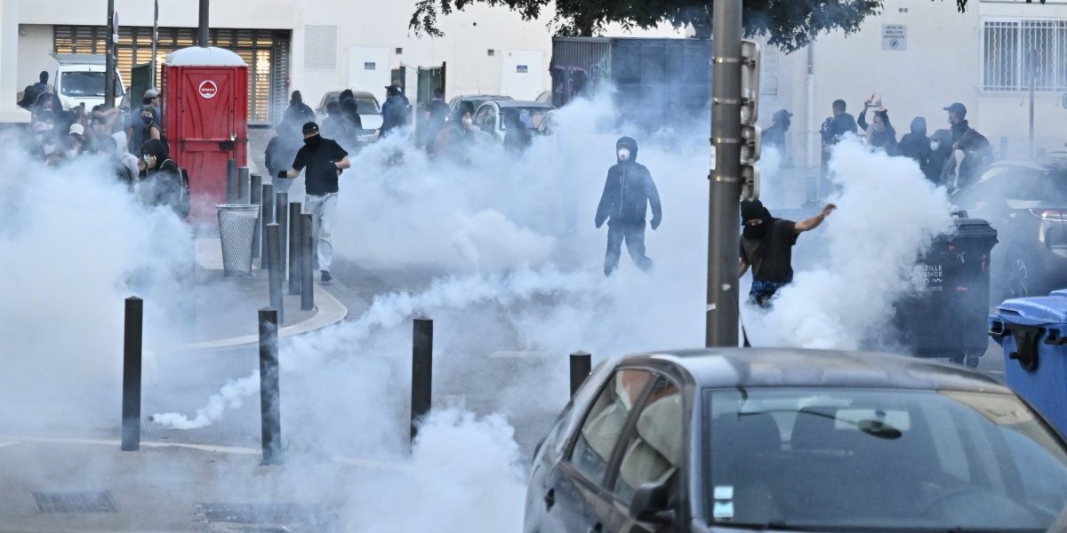 (VIDEO) Francuzi bez milosti, sve su sručili na blokadere: Demonstranti panično beže nakon bačenog suzavca