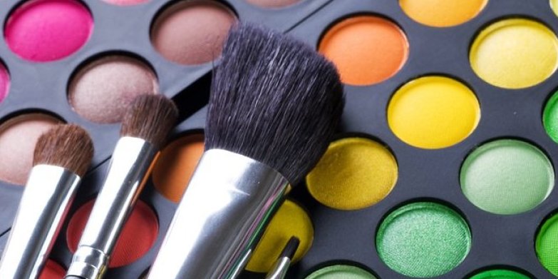 Dovoljna vam je jedna stvar za sve na licu: Od obrva do hajlajtera, ova kozmetička prevara će vas oduševiti