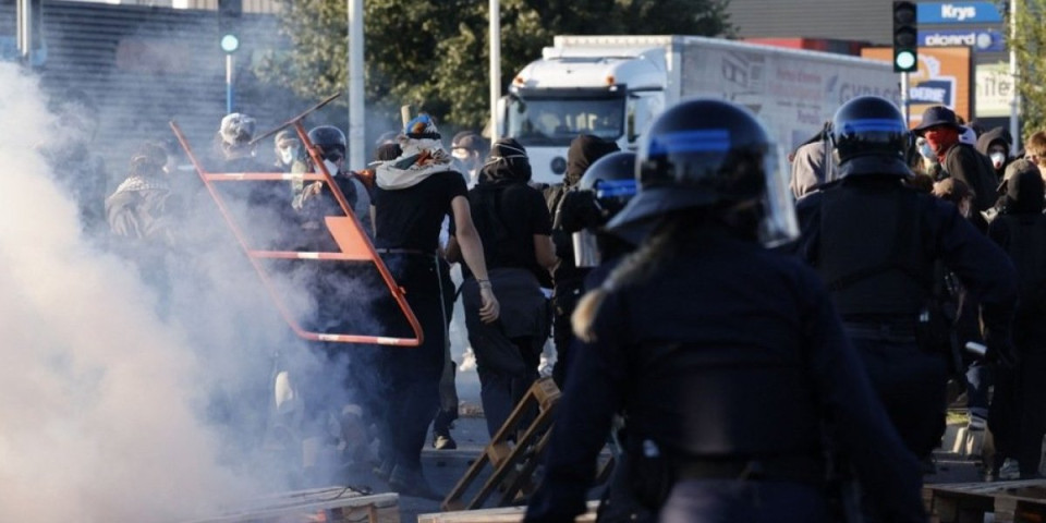 Policajac šutnuo devojku između nogu, pa usledio užas: Stravične scene, ovako hapsi policija u EU (VIDEO)